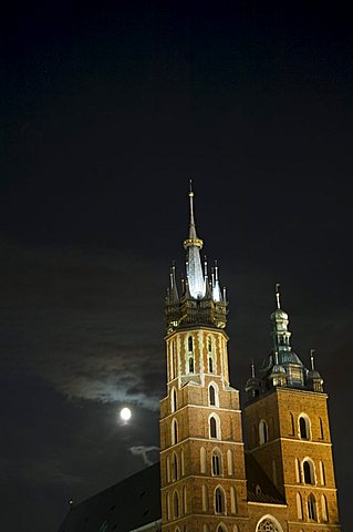 St. Mary's church or basilica at night, Main Market Square (Rynek Glowny), Old Town District (Stare Miasto), Krakow (Cracow), UNESCO World Heritage Site, Poland, Europe