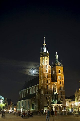 St. Mary's church or basilica at night, Main Market Square (Rynek Glowny), Old Town District (Stare Miasto), Krakow (Cracow), UNESCO World Heritage Site, Poland, Europe