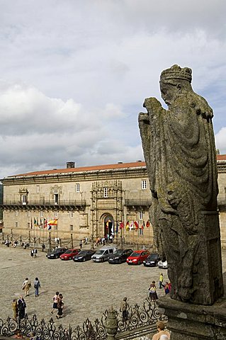 Hostal de los Reyes Catolicos (Hospital Real) (Royal Hospital), now a parador in the Plaza do Obradoiro, viewed from the cathedral, UNESCO World Heritage Site, Santiago de Compostela, Galicia, Spain, Europe