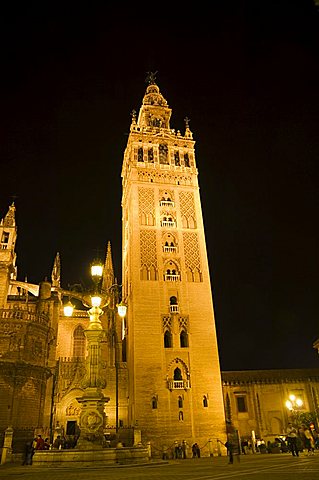 La Giralda and Seville Cathedral at night, UNESCO World Heritage Site, Plaza Virgen de los Reyes, Santa Cruz district, Seville, Andalusia, Spain, Europe