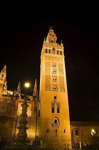 La Giralda at night, Plaza Virgen de los Reyes, Santa Cruz district, Seville, Andalusia, Spain, Europe