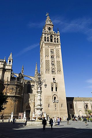 Seville Cathedral and La Giralda, UNESCO World Heritage Site, Plaza Virgen de los Reyes, Santa Cruz district, Seville, Andalusia, Spain, Europe