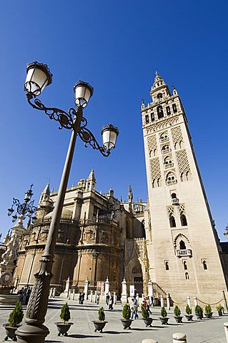 Seville Cathedral and La Giralda, UNESCO World Heritage Site, Plaza Virgen de los Reyes, Santa Cruz district, Seville, Andalusia, Spain, Europe