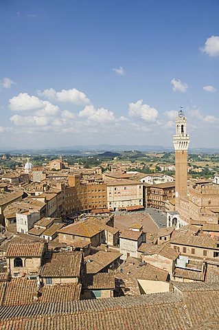 View of the Piazza del Campo and the Palazzo Pubblico with its amazing bell tower, Siena, UNESCO World Heritage Site, Tuscany, Italy, Europe