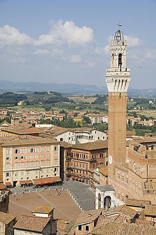 View of the Piazza del Campo and the Palazzo Pubblico with its amazing bell tower, Siena, UNESCO World Heritage Site, Tuscany, Italy, Europe