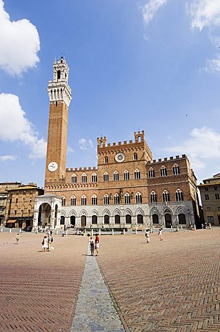 View of the Piazza del Campo and the Palazzo Pubblico with its amazing bell tower, Siena, UNESCO World Heritage Site, Tuscany, Italy, Europe