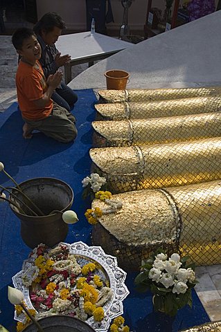 The temple of the Standing Buddha, Wat Intrawiharn, Bangkok, Thailand, Southeast Asia, Asia