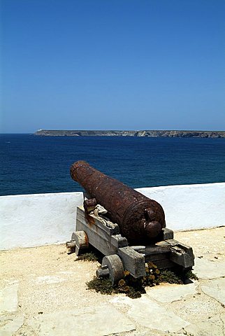 Fortaleza de Sagres, old cannon facing Cabo de Sao Vicente, the most westerly point in Europe, Algarve, Portugal