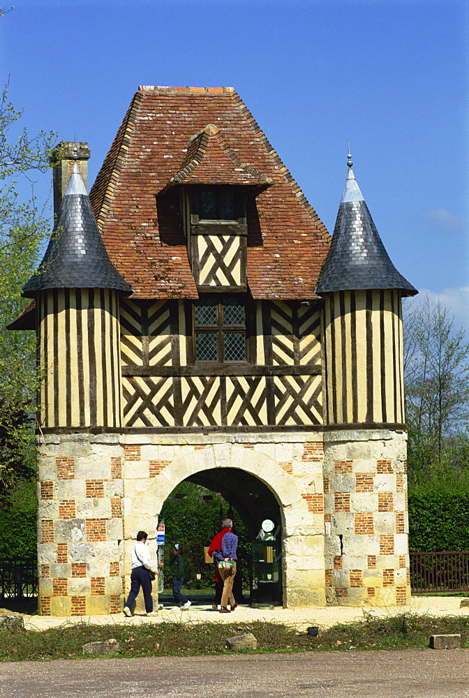 Gatehouse dating from the 15th and 16th centuries, Crevecoeur Manor, Basse Normandie, France, Europe