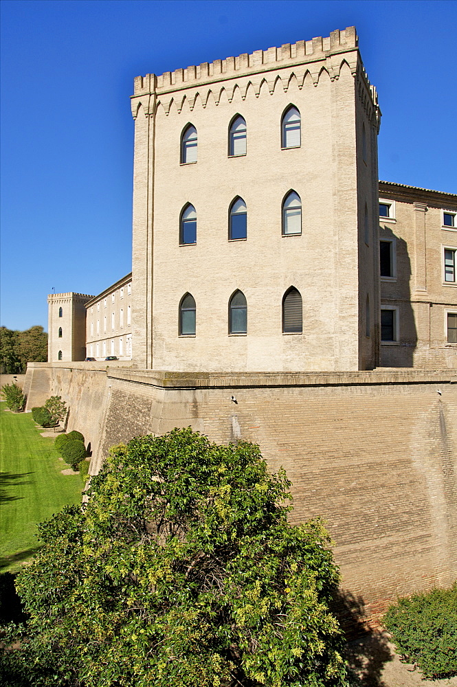 Fortified walls and towers of the Aljaferia palace dating from the 11th century, Saragossa (Zaragoza), Aragon, Spain, Europe