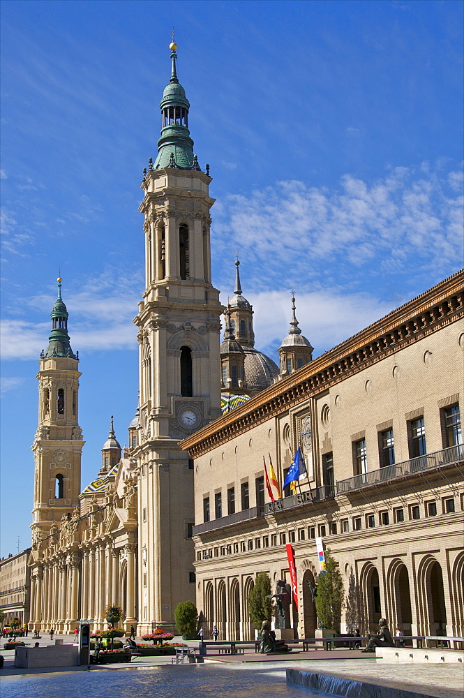 Town hall and Nuestra Senora des Pilar basilica, Saragossa (Zaragoza), Aragon, Spain, Europe