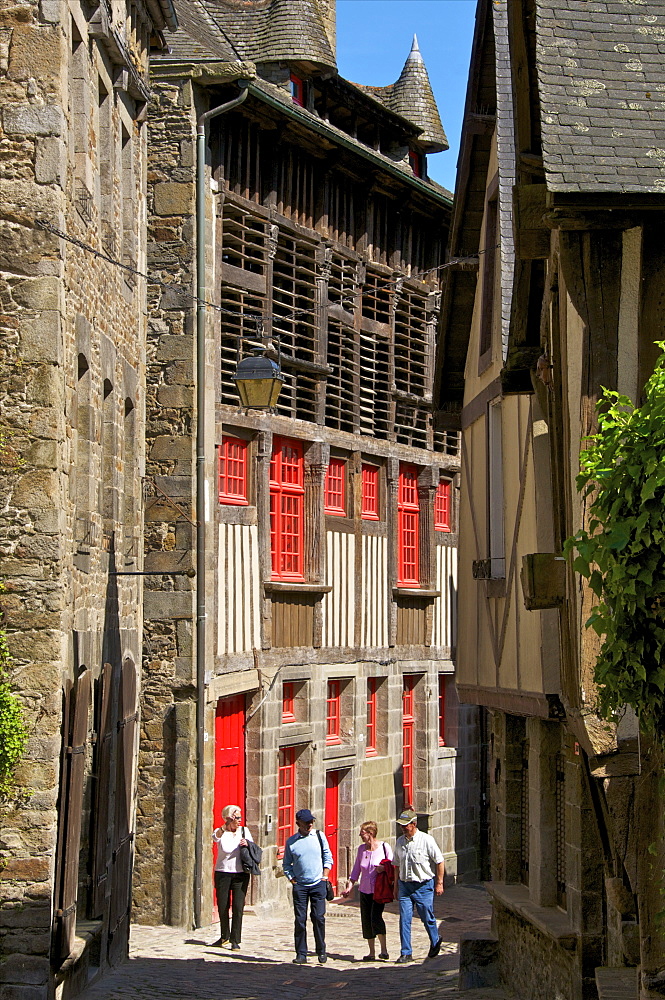 Mansions and ancient barn dating from the 16th century on Jerzual street, with tourists, Old Town, Dinan, Cotes d'Armor, Brittany, France, Europe