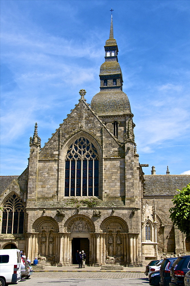 St. Sauveur Basilica built between the 12th and 15th centuries, containing the tomb of the heart of du Guesclin, Dinan, Brittany, France, Europe