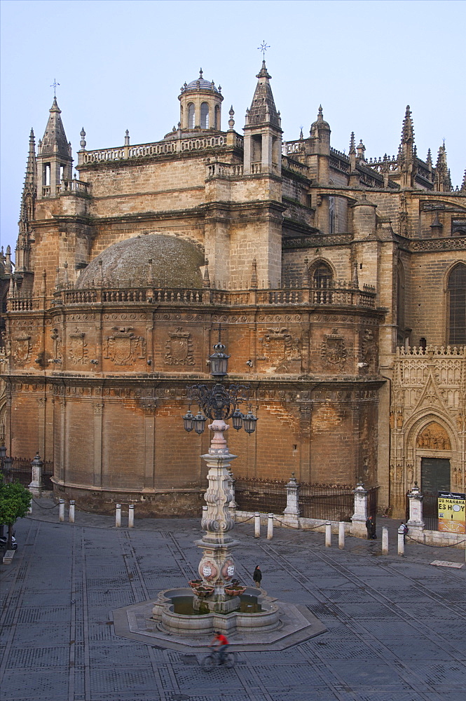 Cathedral, Lantern-Fountain, Plaza Virgen de los Reyes, in the early morning, Seville, Andalusia, Spain, Europe