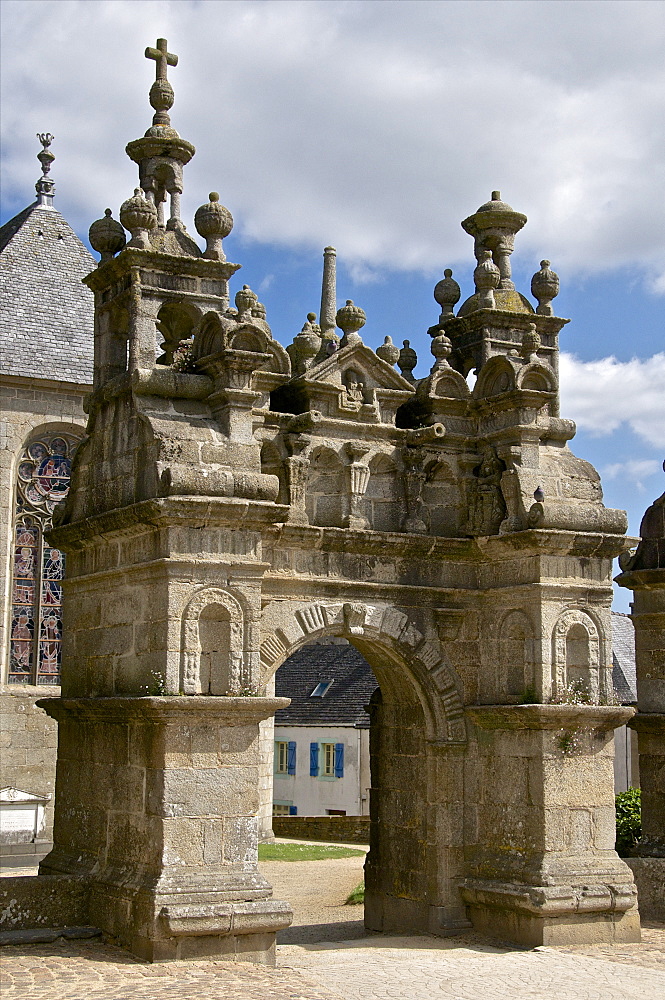 St. Thegonnec and its lantern turrets dating from 1587, St. Thegonnec triumphal gateway, Leon, Finistere, Brittany, France, Europe