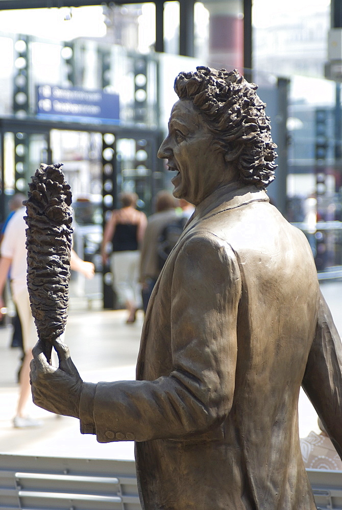 Statue by Tom Murphy of comedian and native son Ken Dodd, Liverpool, Merseyside, England, United Kingdom, Europe