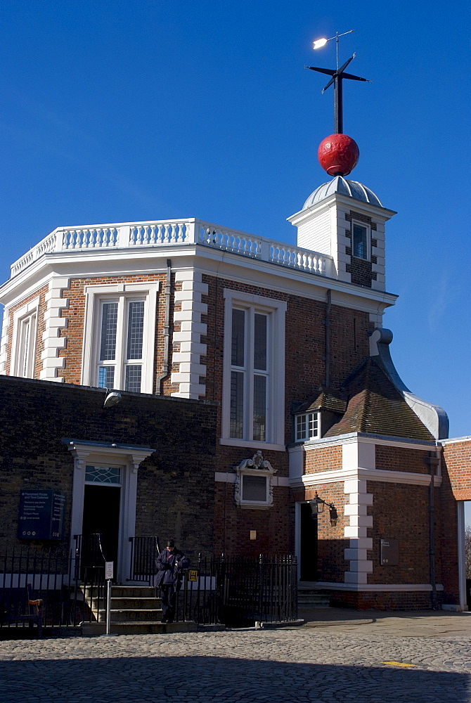 The original Royal Observatory dating from 1675 and site of the Prime Meridien (latitude 00, starting point of Greenwich Mean Time, Greenwich Park, Greenwich, London, England, United Kingdom, Europe