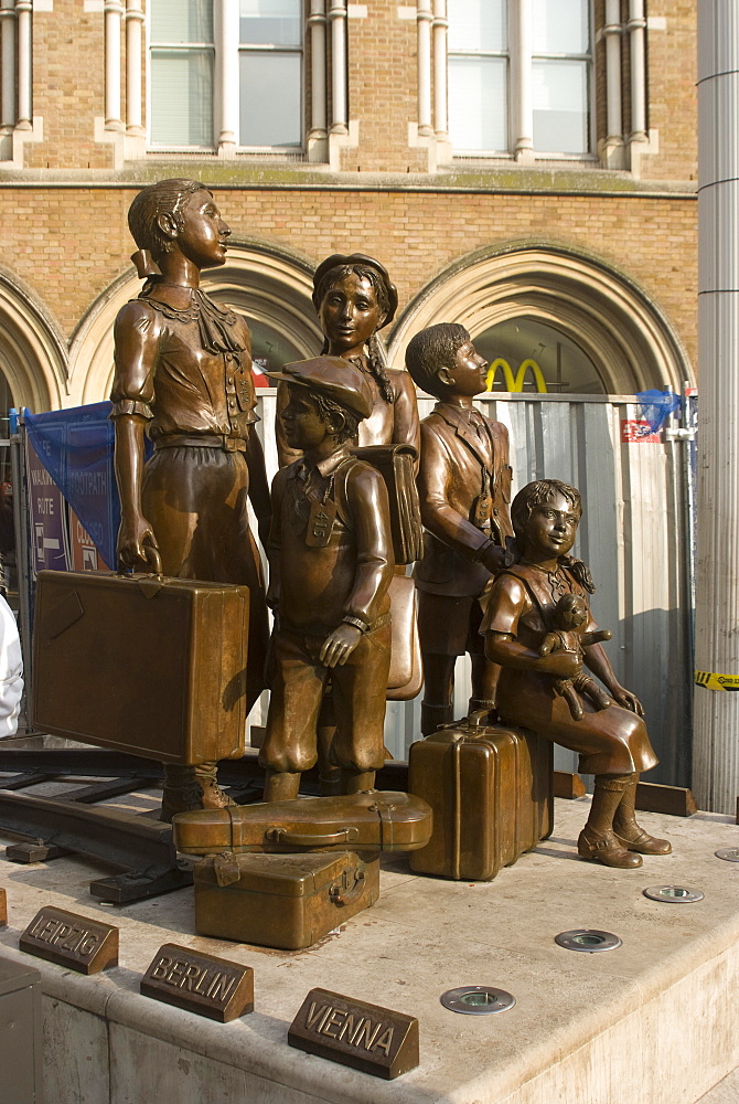 Statue to the Kinder Transport, or the European children evacutated to England who travelled through Liverpool Street train station, London, EC2, England, United Kingdom, Europe