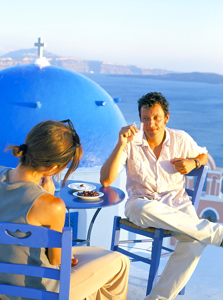 Couple enjoys Caldeira, Ia, Santorini (Thira), Cyclades Islands, Greek Islands, Greece, Europe