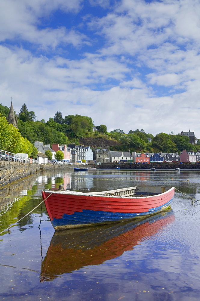 Multicoloured houses and small boats in the harbour at Tobermory, Balamory, Mull, Inner Hebrides, Scotland, United Kingdom, Europe