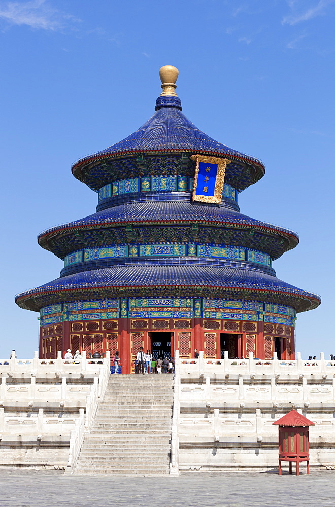 Tian Tan complex, crowds outside the Temple of Heaven (Qinian Dian temple), UNESCO World Heritage Site, Beijing, China, Asia