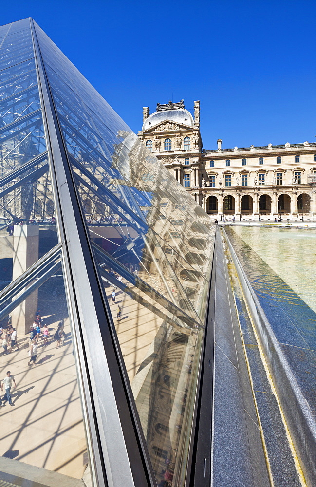 The Louvre art gallery, Museum and Louvre Pyramid (Pyramide du Louvre), Paris, France, Europe