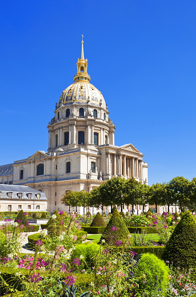 Eglise du Dome, Les Invalide, and formal gardens, Paris, France, Europe