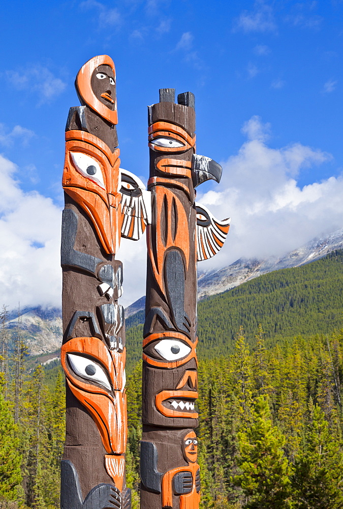 Traditional Canadian native Totem poles at Sunwapta Falls Resort, Jasper National Park, UNESCO World Heritage Site, Alberta, Canadian Rockies, Canada, North America