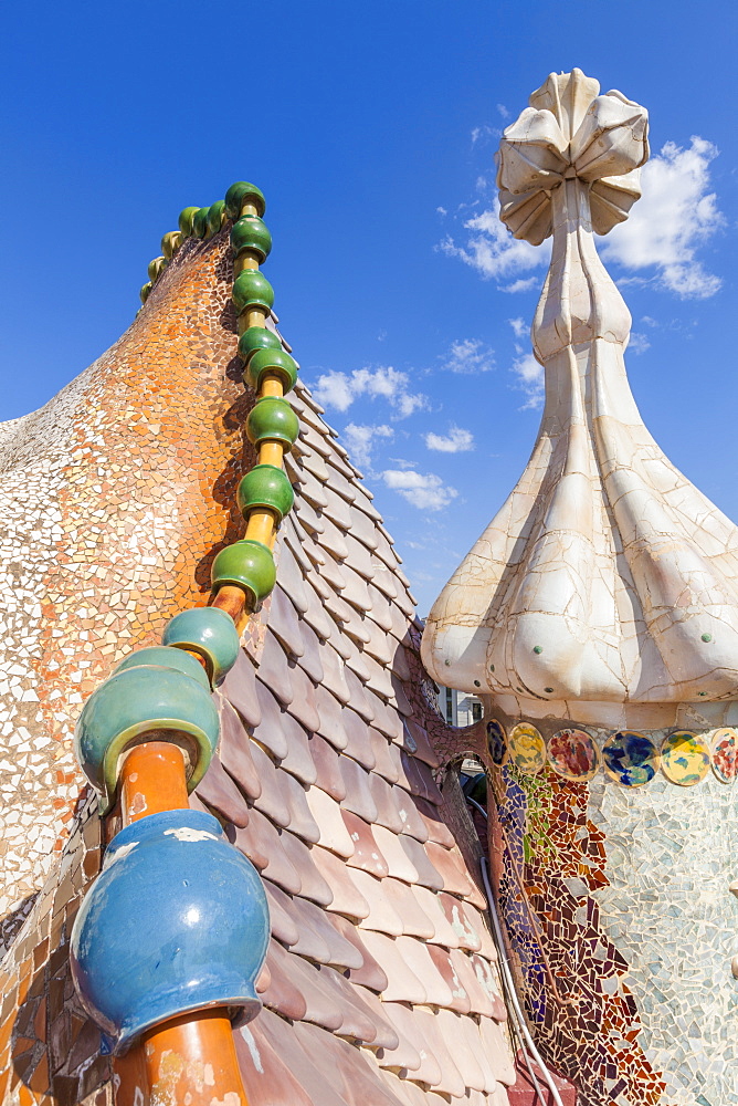 Dragon back roof of Casa Batllo, modernist building by Antoni Gaudi, UNESCO World Heritage Site, Passeig de Gracia, Barcelona, Catalonia (Catalunya), Spain, Europe