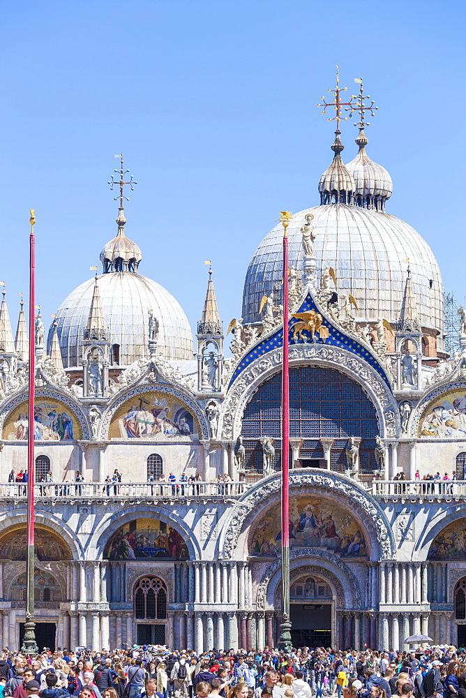 Piazza San Marco (St. Marks Square) with many tourists in front of the Basilica di San Marco, Venice, UNESCO World Heritage Site, Veneto, Italy, Europe