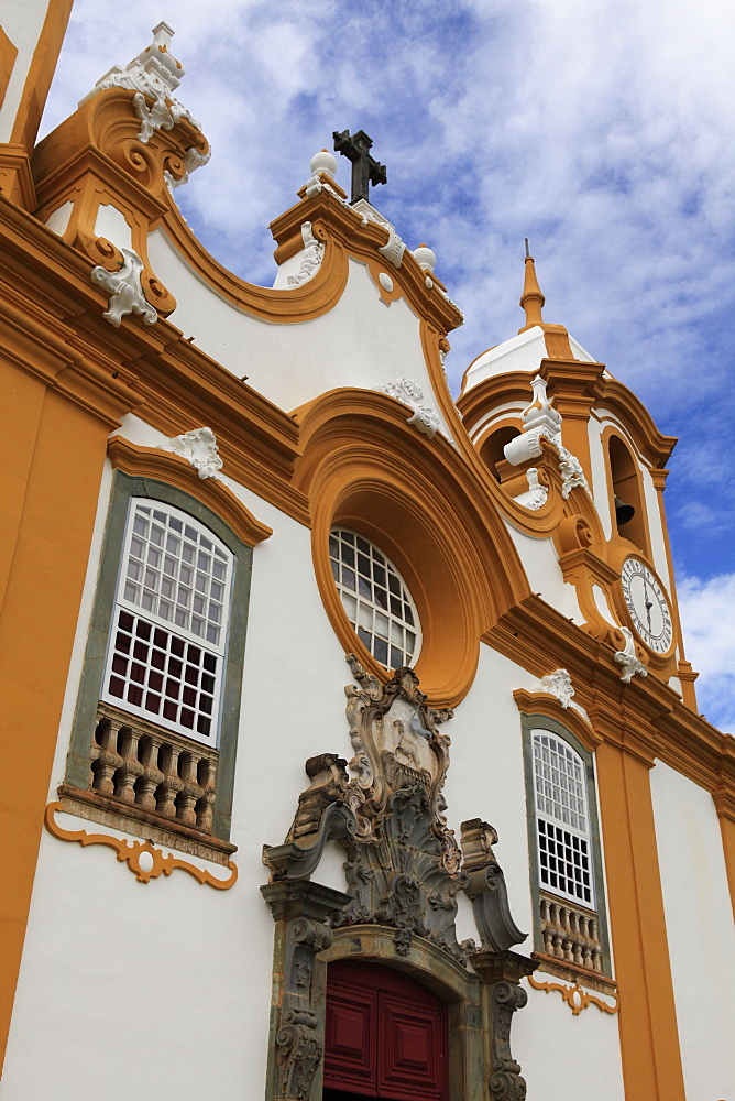 Sao Antonio church, originally a wooden chapel built in 1702, the time of the first explorers, its present facade dates from 1810 and is by Aleijadinho, Tiradentes, Minas Gerais, Brazil, South America