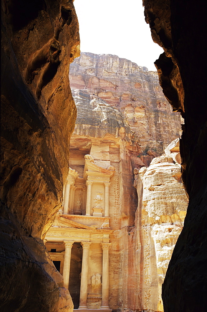 The Siq and facade of the Treasury (El Khazneh) (Al Khazna), Nabatean archeological site, Petra, UNESCO World Heritage Site, Jordan, Middle East