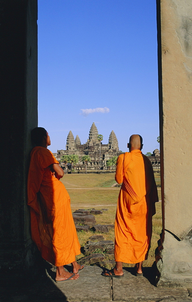 Buddhist monks at the temple complex of Angkor Wat, Angkor, Siem Reap, Cambodia, Indochina, Asia