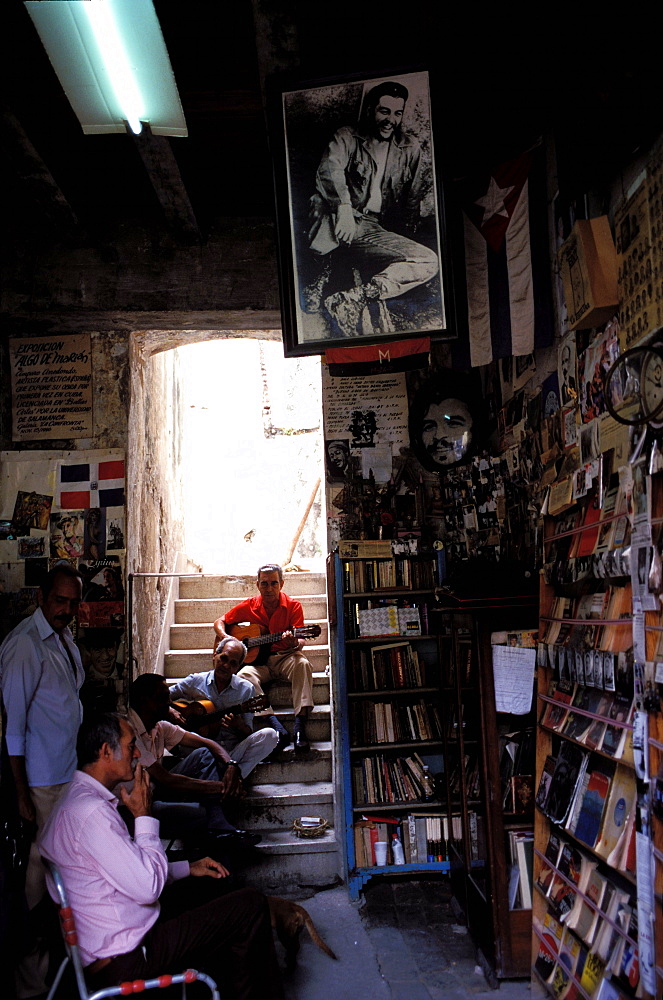 Che Guevara, musician, library, Calle Heredia, Santiago de Cuba, Cuba, Central America