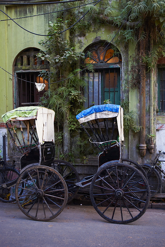 Rickshaw on the street, Kolkata (Calcutta), West Bengal, India, Asia 