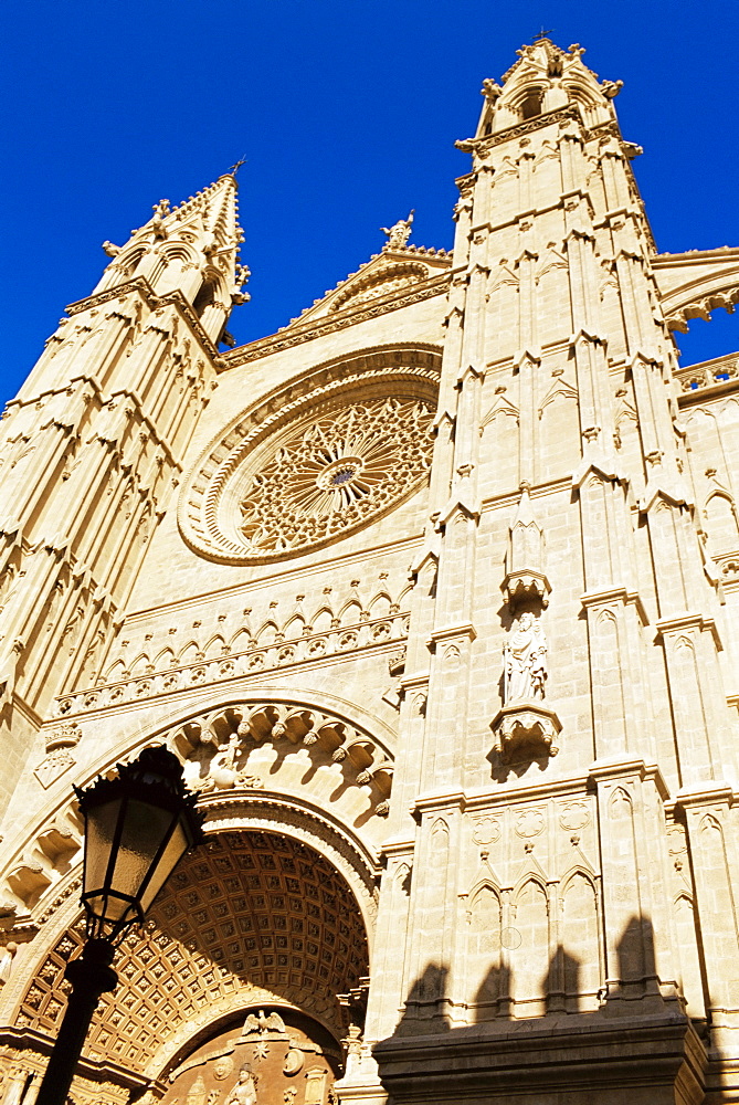 Facade of Palma Cathedral, Palma de Mallorca, Mallorca (Majorca), Balearic Islands, Spain, Mediterranean, Europe