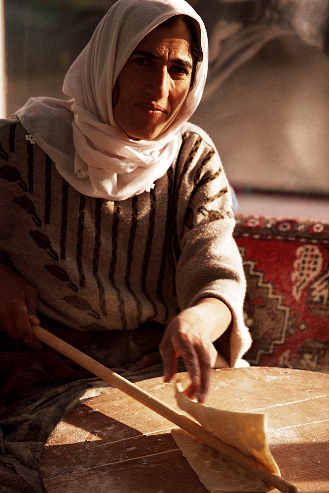 Woman kneading traditional Turkish pide, Goreme, Cappadocia, Anatolia, Turkey, Asia Minor, Eurasia