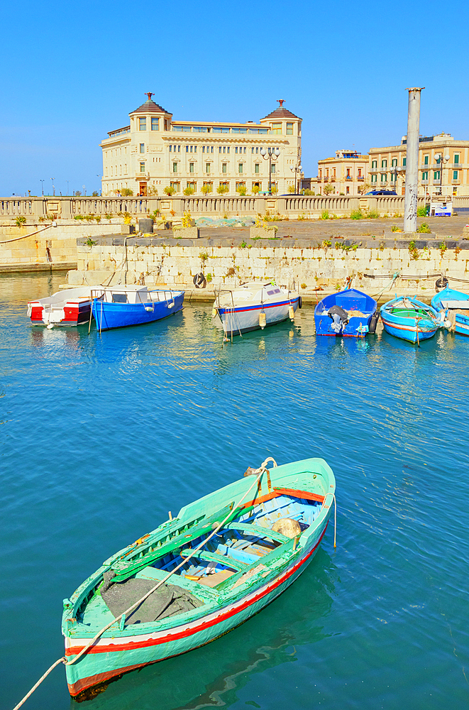 Umberto I Bridge connecting Syracuse to Ortygia Island, Ortygia, Syracuse, Sicily, Italy, Mediterranean, Europe