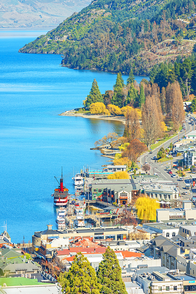 Queenstown and lake Wakatipu, high angle view, Queenstown, South Island, New Zealand