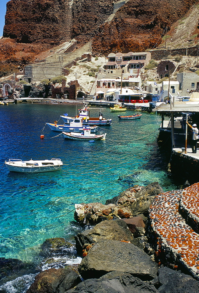 Fishing harbour of Oia village, Port of Ammoudi, Oia, Santorini (Thira), Cyclades islands, Greece, Mediterranean, Europe