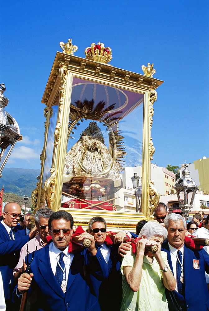 The Descent of Our Lady of Snows shrine carried through the streets during religious festival, Santa Cruz de la Palma, La Palma, Canary Islands, Spain, Atlantic, Europe