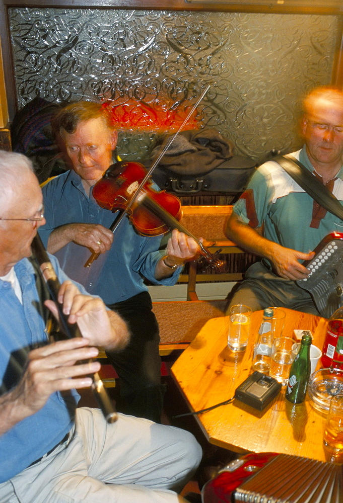 Musicians in the M.J. Hoban pub, Wesport, County Mayo, Connacht, Eire (Ireland), Europe