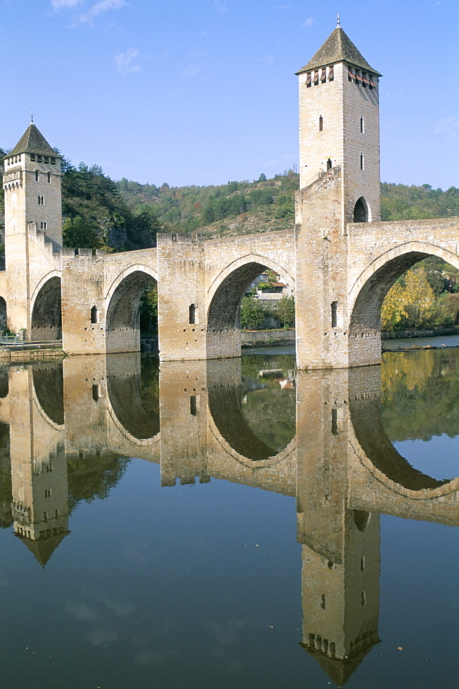 The fortified Valentre bridge dating from 14th century, town of Cahors, Quercy, Vallee du Lot (Lot Valley), Midi-Pyrenees, France, Europe