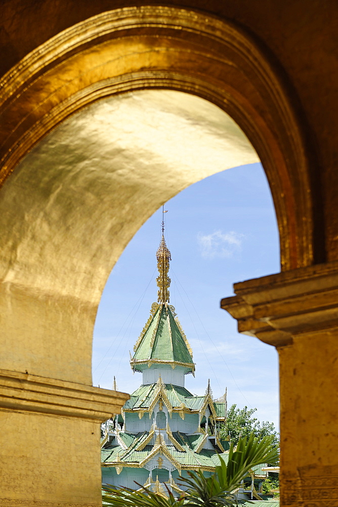 The Mahamuni Buddha Temple, a Buddhist temple and major pilgrimage site, Mandalay city, Mandalay division, Republic of the Union of Myanmar (Burma), Asia 