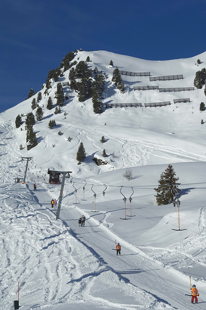 Skiers on ski lift, Mayrhofen ski resort, Zillertal Valley, Austrian Tyrol, Austria, Europe