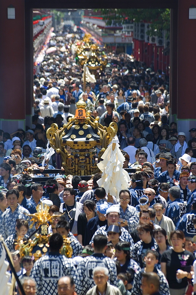 Mikoshi portable shrine of the gods parade and crowds of people, Sanja Matsuri Festival, Sensoji Temple, Asakusa Jinja, Asakusa, Tokyo, Japan, Asia