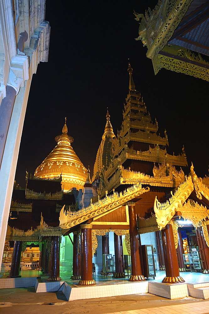 Night time, Shwezigon Pagoda, Bagan (Pagan), Myanmar (Burma), Asia