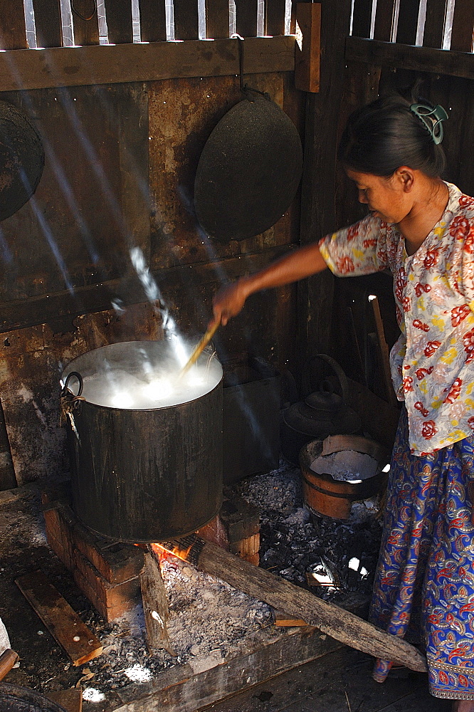 Cooking, outside kitchen, Inle Lake, Shan State, Myanmar (Burma), Asia