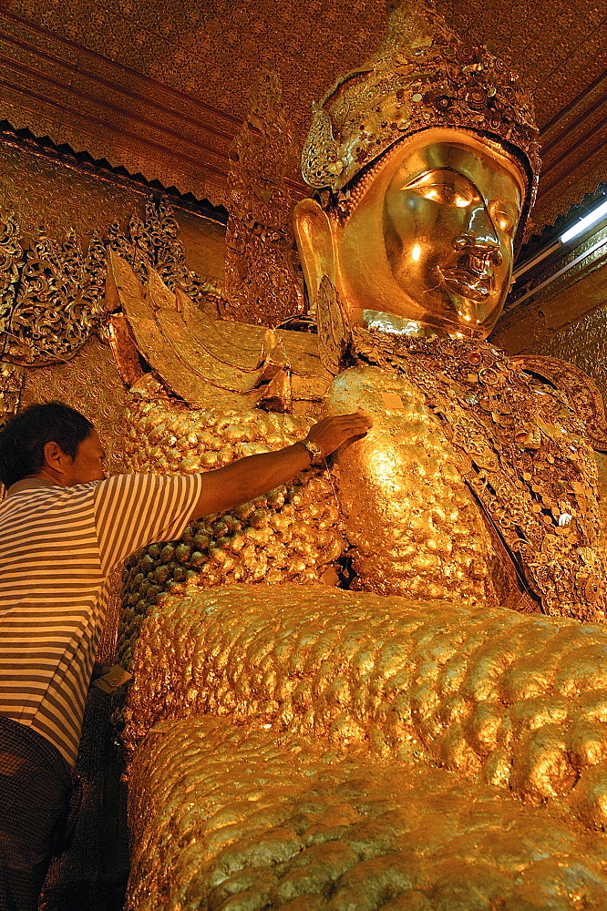 Worshippers at Maha Muni (Great Sage) Pagoda (Mahamuni Paya), Mandalay, Myanmar (Burma), Asia