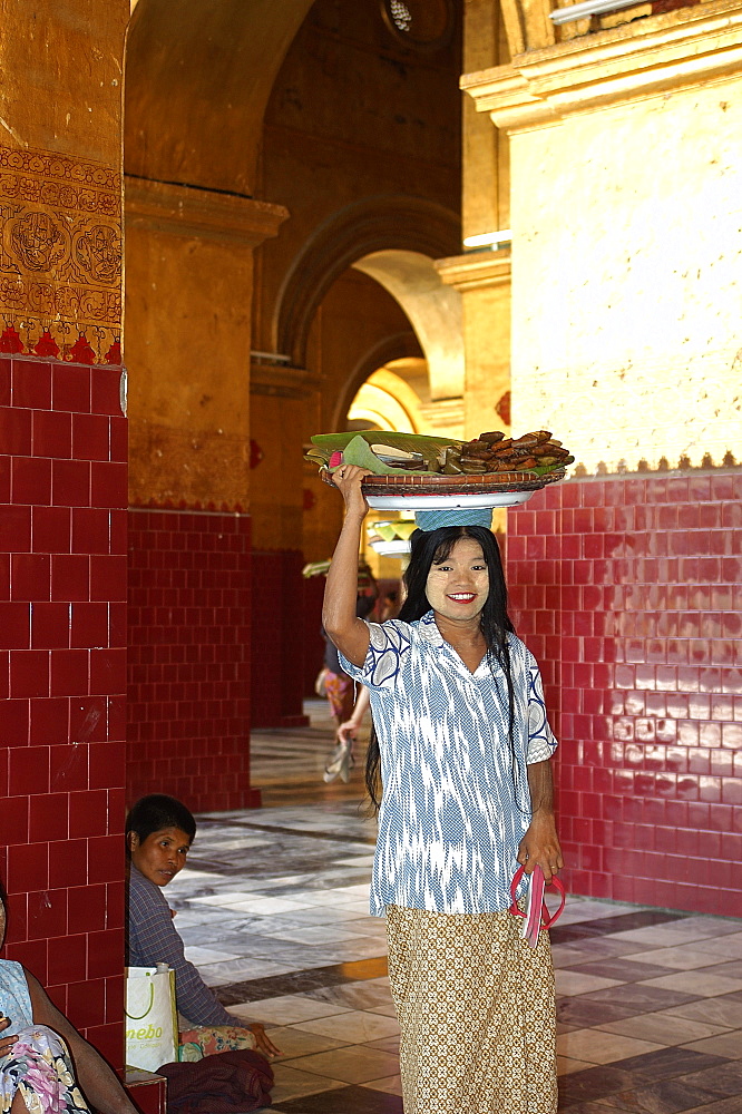 Food seller at Maha Muni (Great Sage) Pagoda (Mahamuni Paya), Mandalay, Myanmar (Burma), Asia